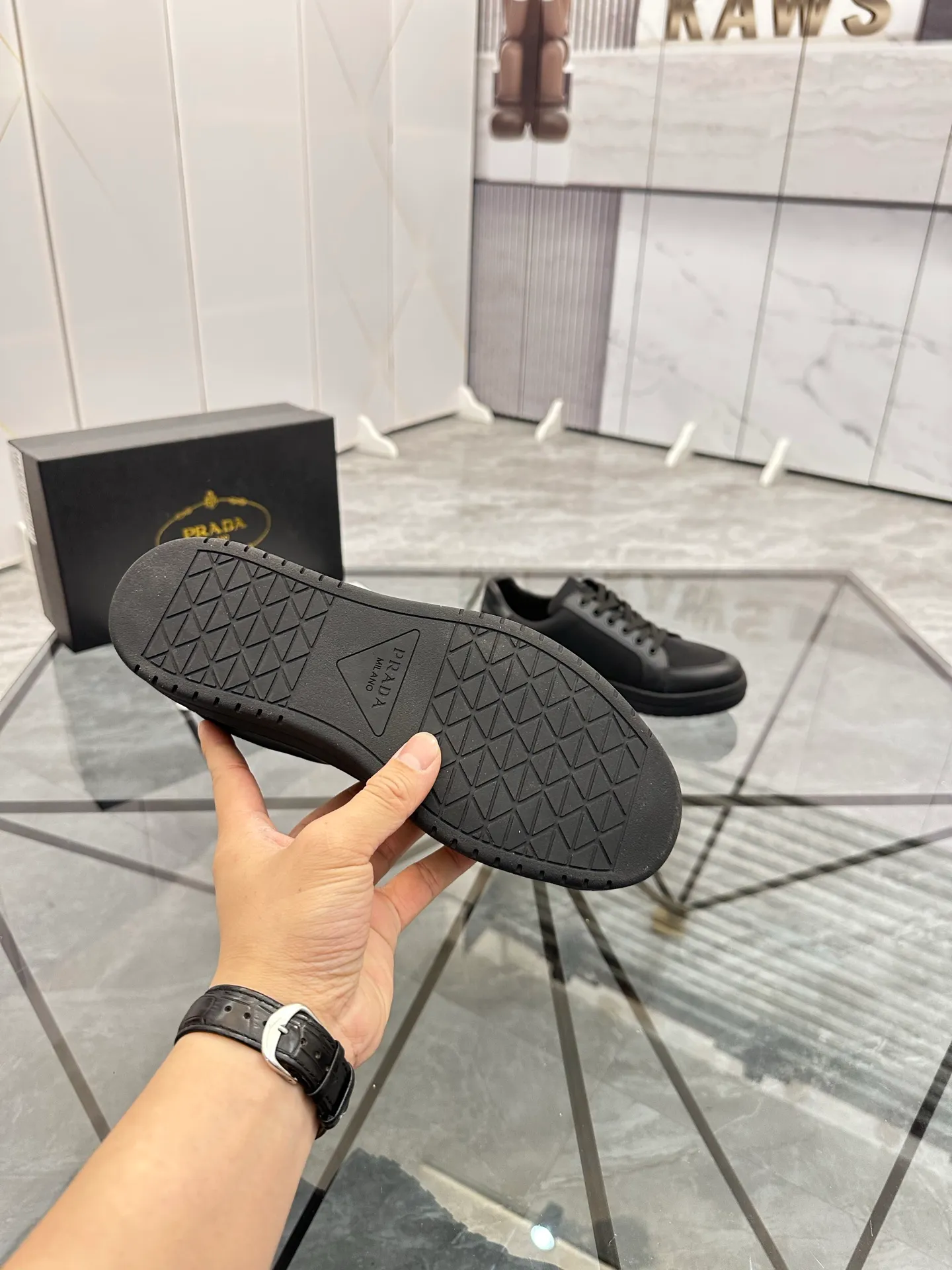 Men's shoes: 💰P400¥ Product trademark: Prada *"Prada*" low-top casual shoes Regular size: 38-44 (can be customized to 45) Product materials: imported cowhide leather upper spliced ​​with original fabric, sheepskin lining, original outsole. Number: 020